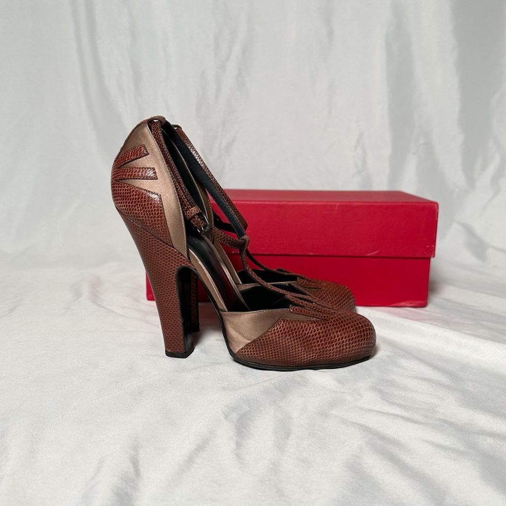 BOTTEGA VENETA Vintage Mary Jane Pumps.